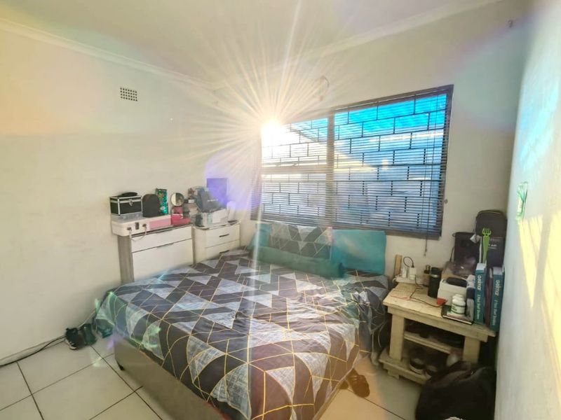 Charming 2-Bedroom Family Home with Fireplace & Spacious Yard - Photo 8