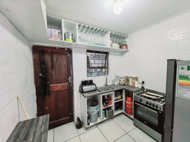 Charming 2-Bedroom Family Home with Fireplace & Spacious Yard - Photo 7