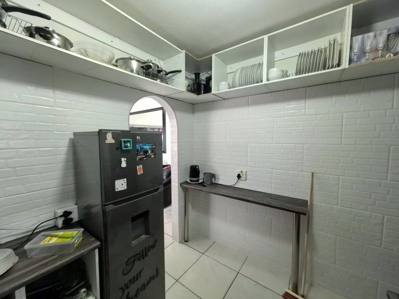 Charming 2-Bedroom Family Home with Fireplace & Spacious Yard - Photo 6