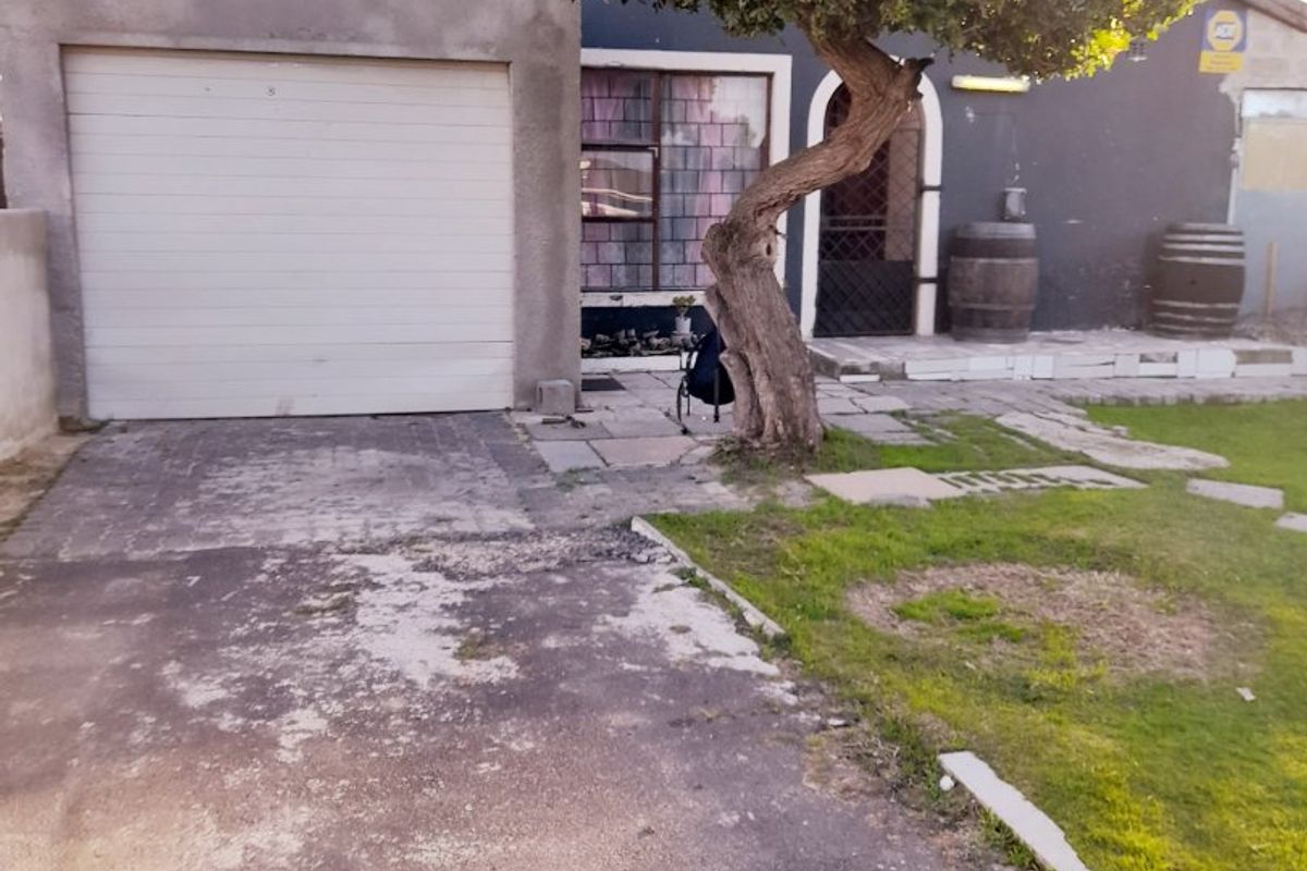 Charming 2-Bedroom Family Home with Fireplace & Spacious Yard - Photo 2