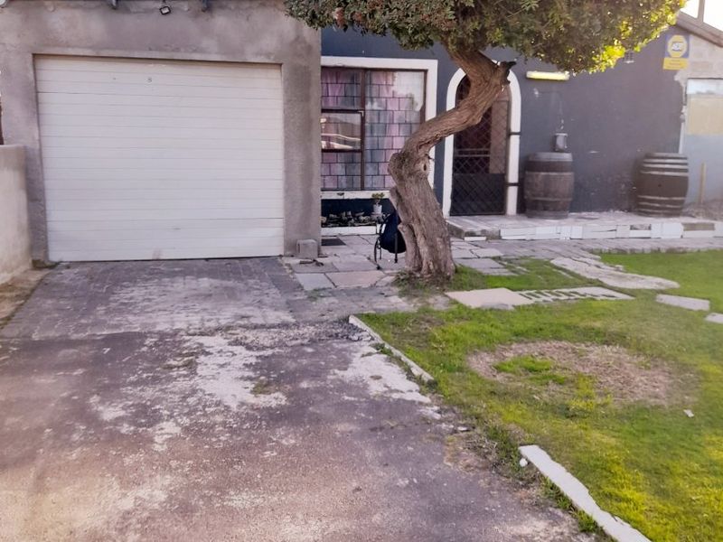 Charming 2-Bedroom Family Home with Fireplace & Spacious Yard - Photo 2