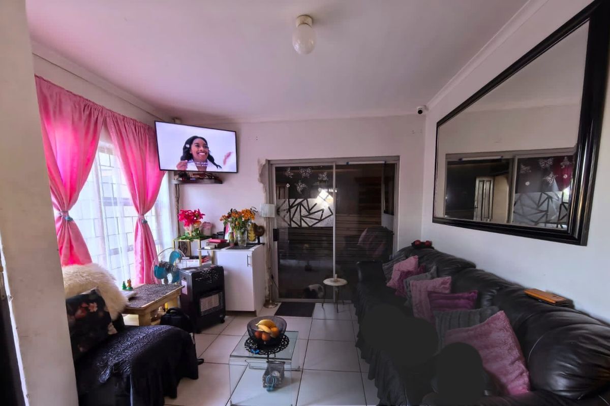 Charming 2-Bedroom Family Home with Fireplace & Spacious Yard - Photo 3