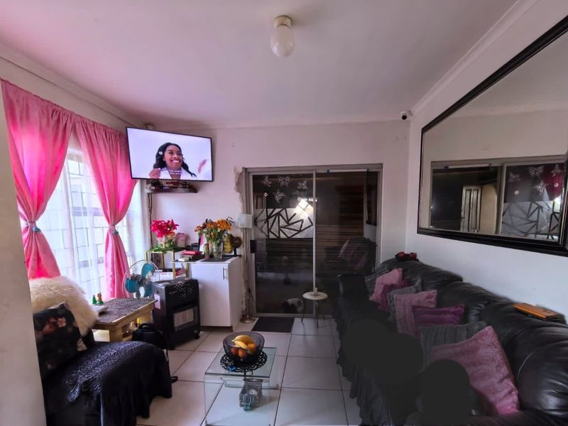 Charming 2-Bedroom Family Home with Fireplace & Spacious Yard - Photo 3