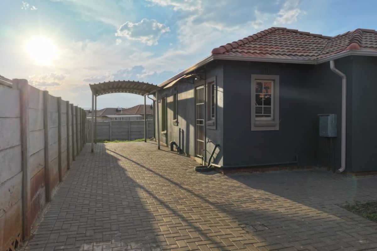 Specious 3-bedroom house for sale in Sky City - Photo 2