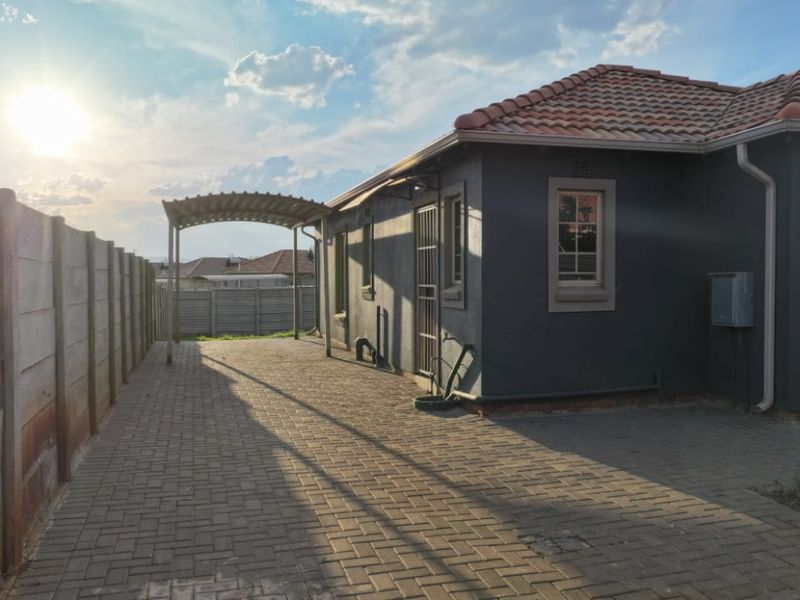 Specious 3-bedroom house for sale in Sky City - Photo 2