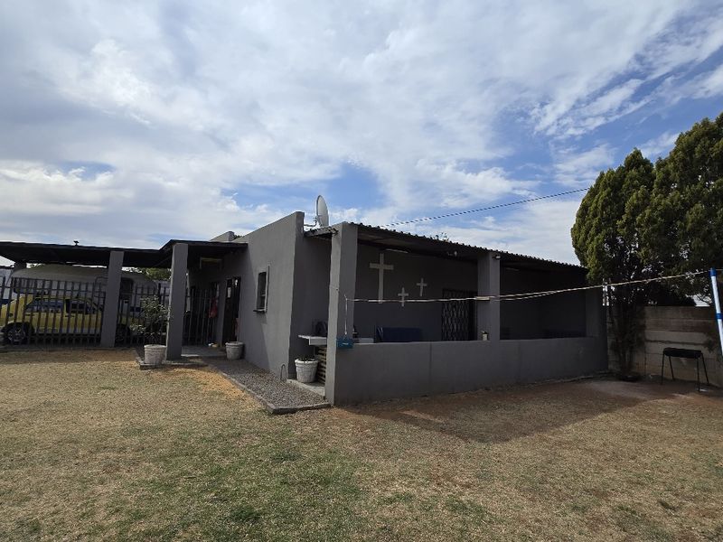 This is the property that you are looking for! Accommodating a big family with two homes! - Photo 2