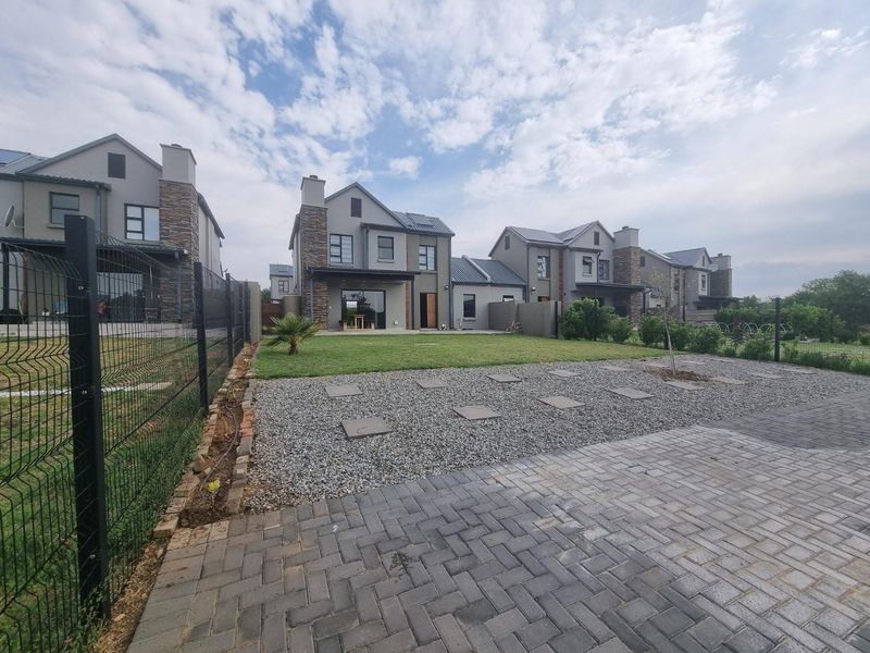 RENTAL DOUBLE STOREY HOUSE – IMMEDIATLEY AVAILABLE - Photo 4