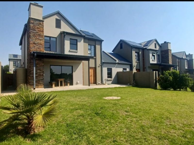 RENTAL DOUBLE STOREY HOUSE – IMMEDIATLEY AVAILABLE - Photo 1