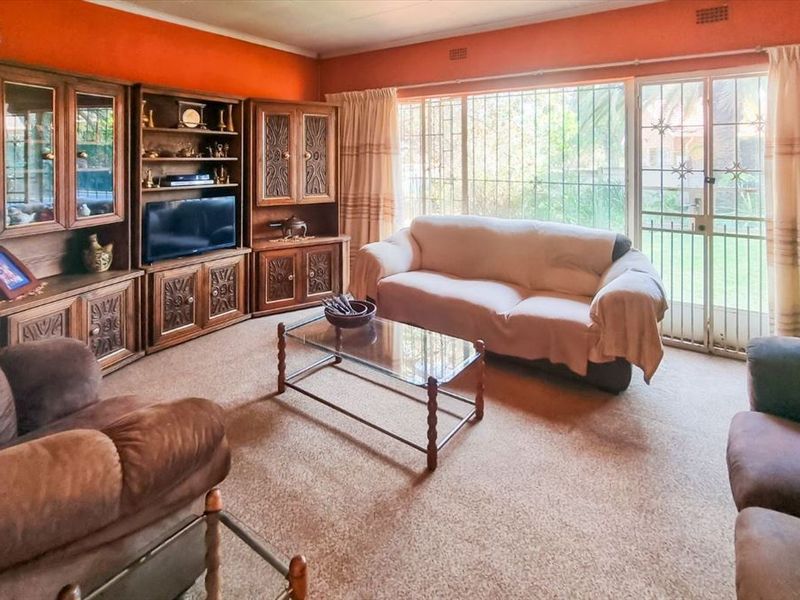 Charming Family Home with Modern Comforts and Pool - Photo 2