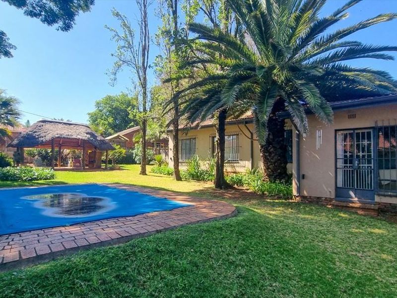 Charming Family Home with Modern Comforts and Pool - Photo 3