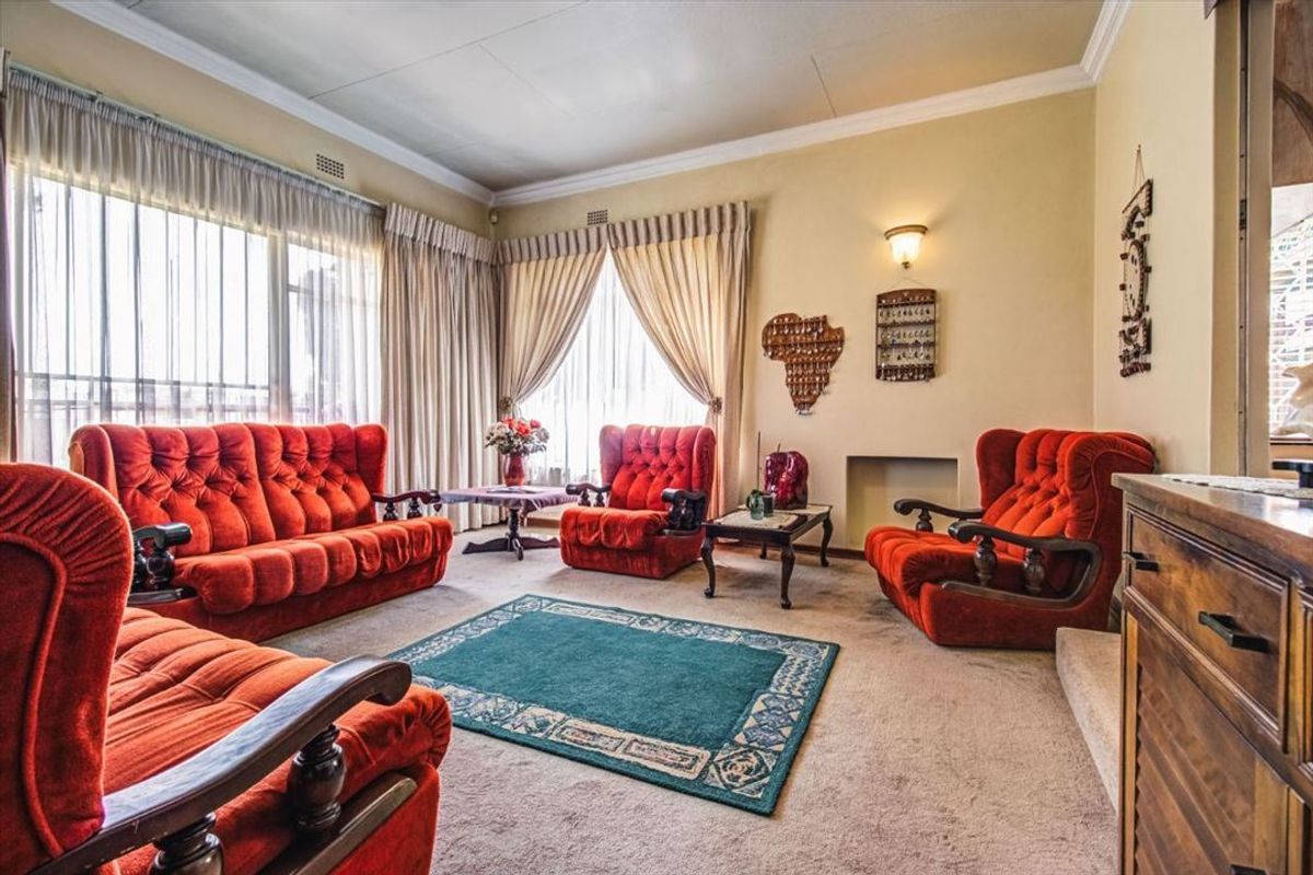 Elegant Family Home with Pool and Versatile Living Spaces - Photo 2