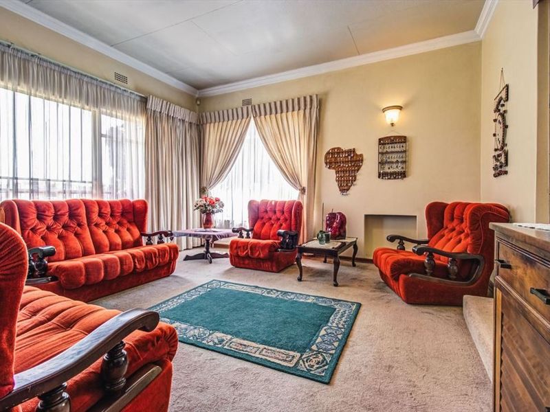 Elegant Family Home with Pool and Versatile Living Spaces - Photo 2