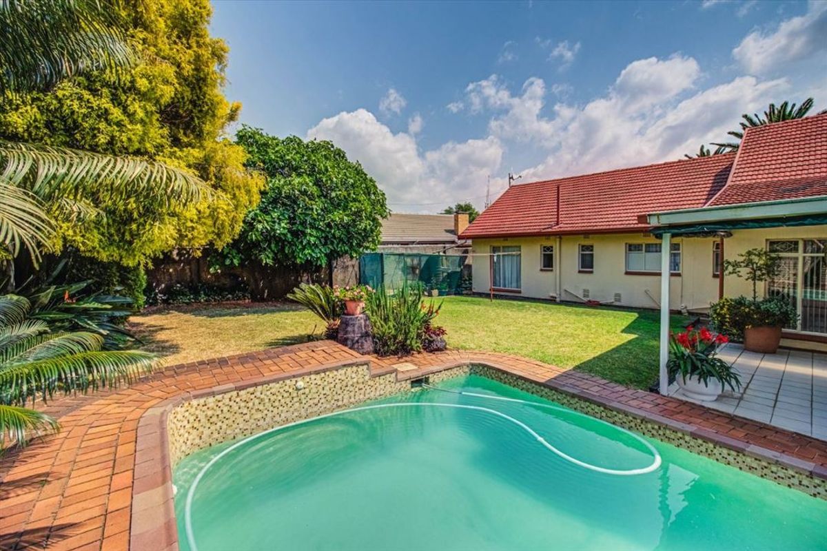 Elegant Family Home with Pool and Versatile Living Spaces - Photo 3