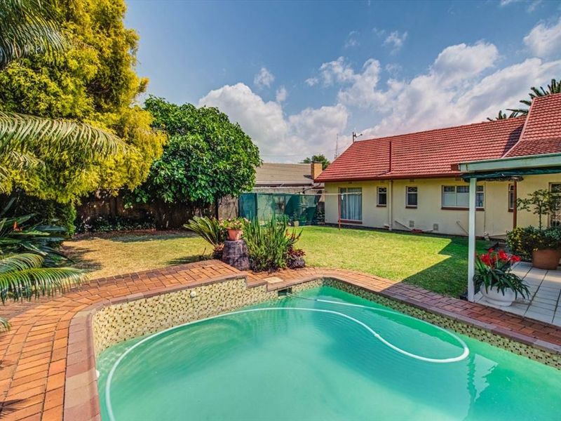 Elegant Family Home with Pool and Versatile Living Spaces - Photo 3