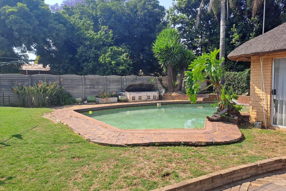 Spacious Family Retreat with Pool and Modern Amenities - Photo 3