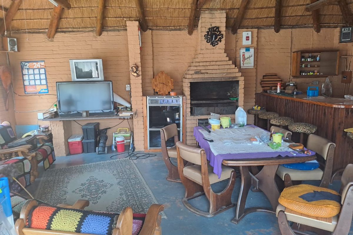 Spacious Family Retreat with Pool and Modern Amenities - Photo 5