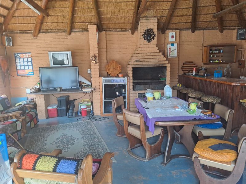 Spacious Family Retreat with Pool and Modern Amenities - Photo 5