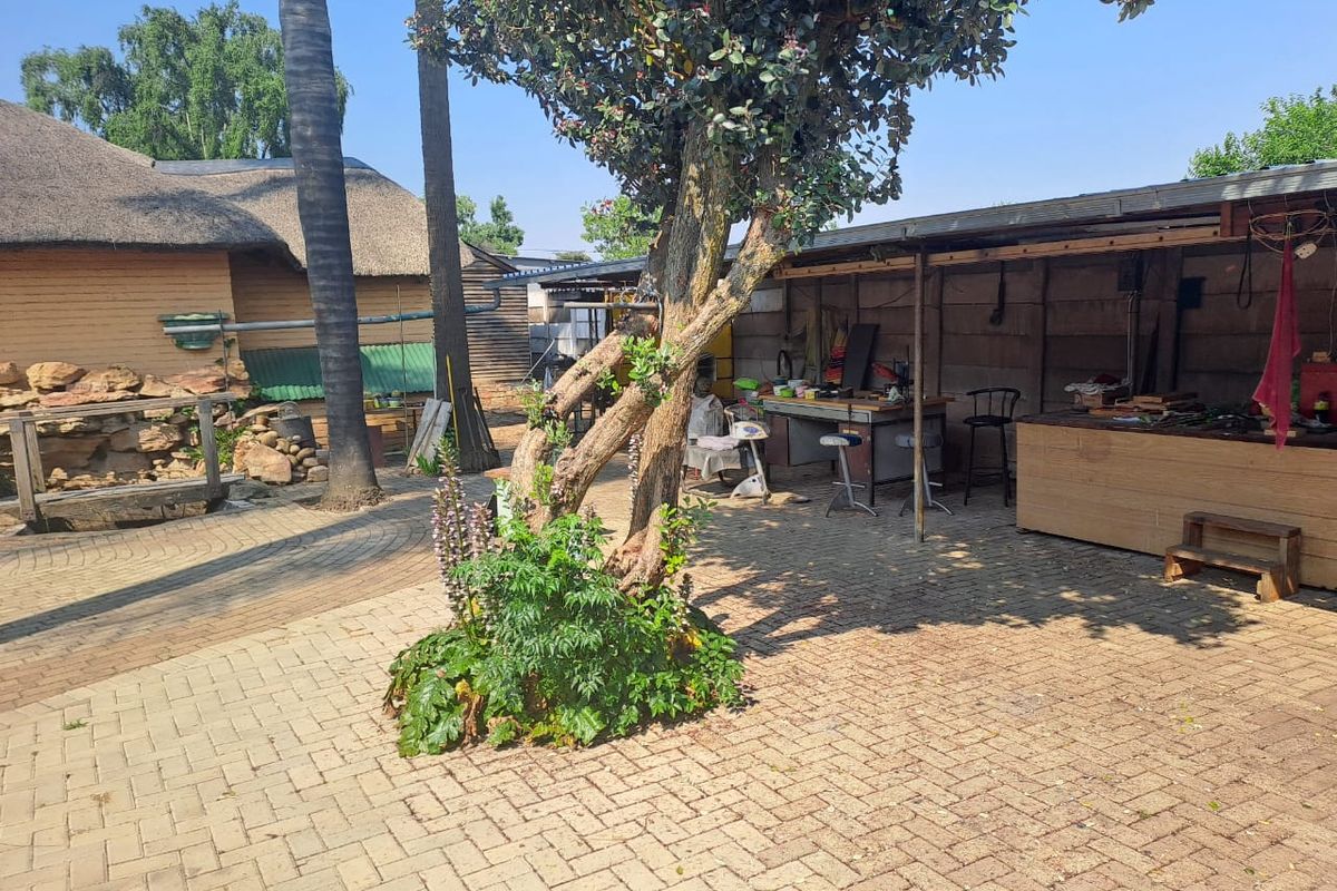 Spacious Family Retreat with Pool and Modern Amenities - Photo 4