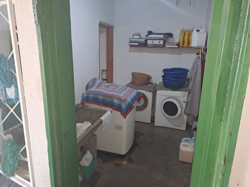 Spacious Family Retreat with Pool and Modern Amenities - Photo 8