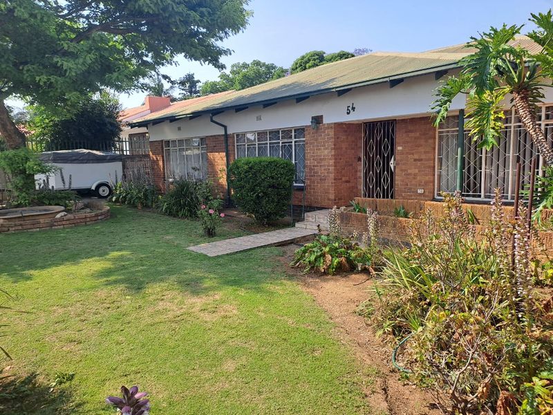 Spacious Family Retreat with Pool and Modern Amenities - Photo 2