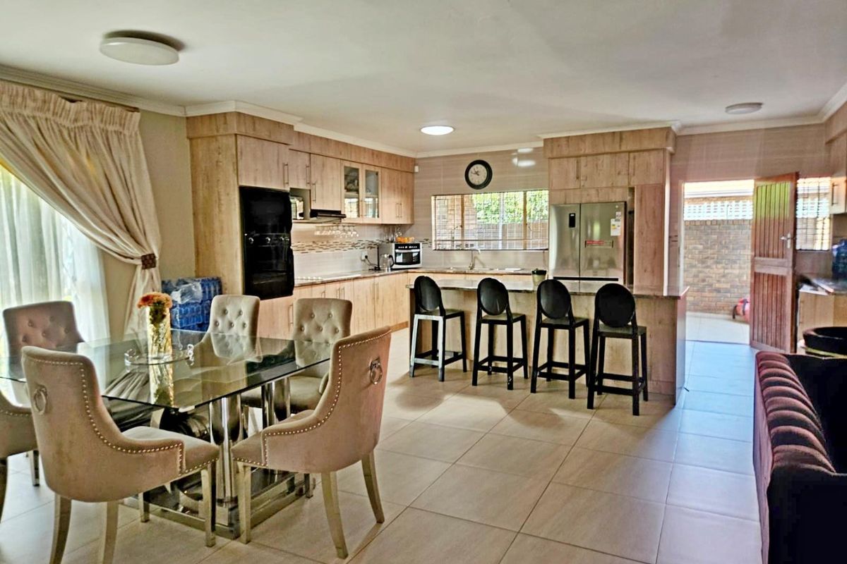 Stunning 3-Bedroom Simplex for Sale - Photo 5