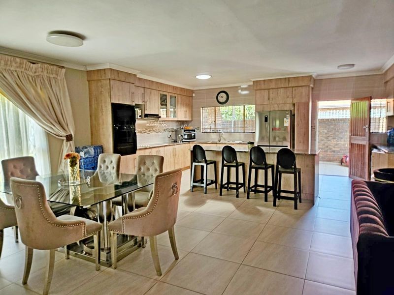 Stunning 3-Bedroom Simplex for Sale - Photo 5