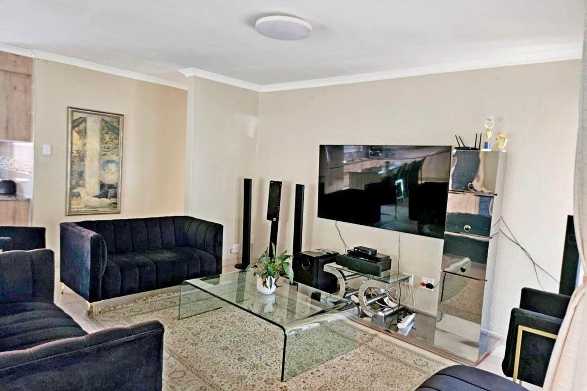 Stunning 3-Bedroom Simplex for Sale - Photo 4