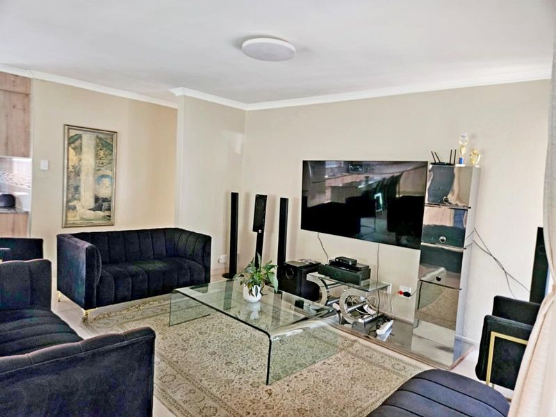 Stunning 3-Bedroom Simplex for Sale - Photo 4