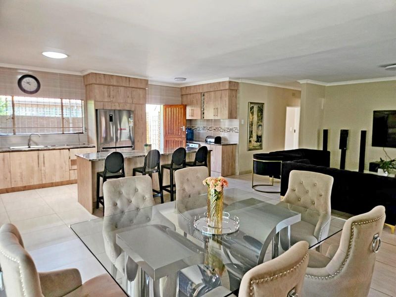 Stunning 3-Bedroom Simplex for Sale - Photo 3