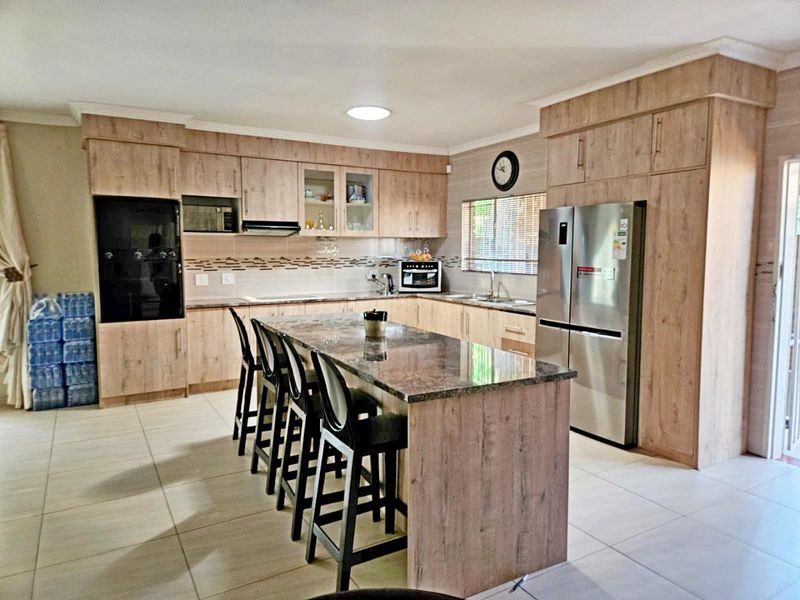 Stunning 3-Bedroom Simplex for Sale - Photo 10