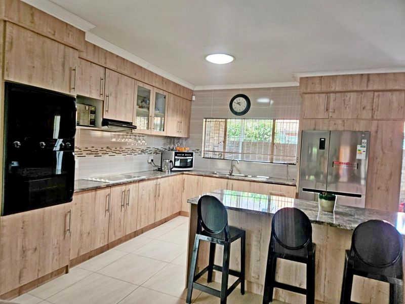 Stunning 3-Bedroom Simplex for Sale - Photo 9