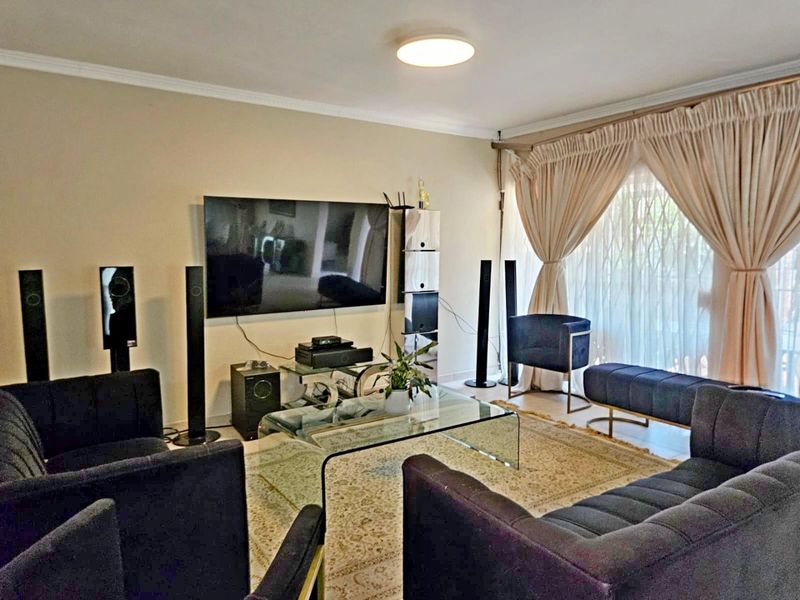 Stunning 3-Bedroom Simplex for Sale - Photo 7