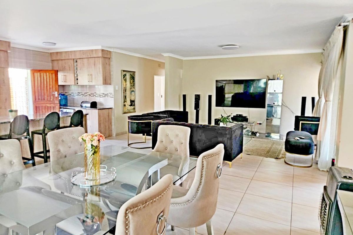 Stunning 3-Bedroom Simplex for Sale - Photo 2