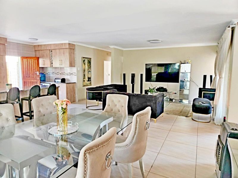 Stunning 3-Bedroom Simplex for Sale - Photo 2