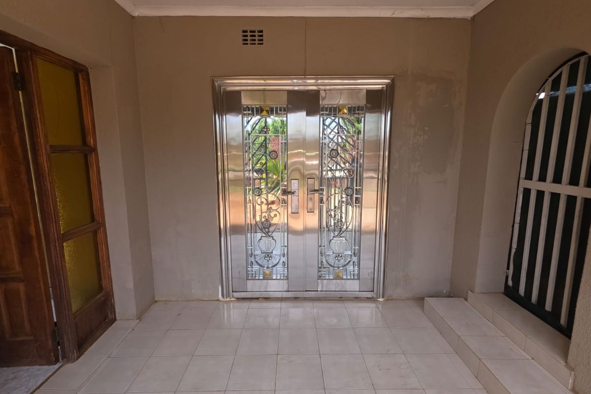 5 Bedroom House For Sale in Manzil Park - Photo 2
