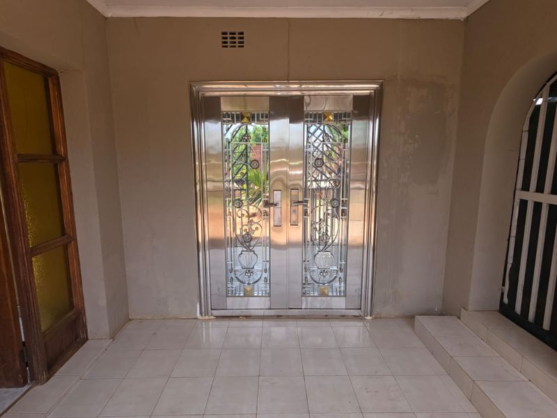 5 Bedroom House For Sale in Manzil Park - Photo 2