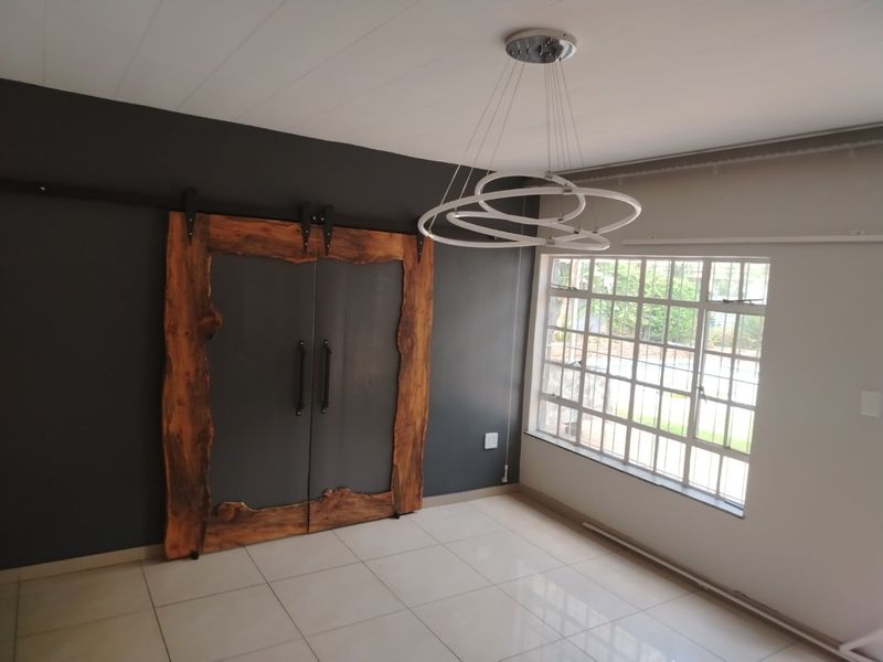 The home with a type of charm that you can grow old in , or turn into your investment dream  - Photo 2
