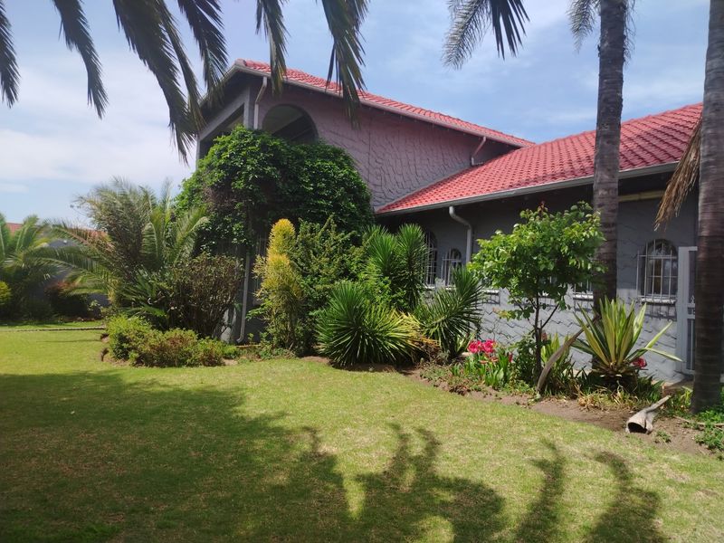 The home with a type of charm that you can grow old in , or turn into your investment dream  - Photo 1