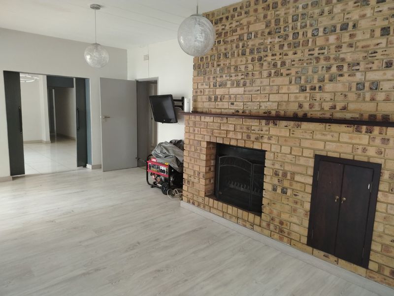 The home with a type of charm that you can grow old in , or turn into your investment dream  - Photo 6