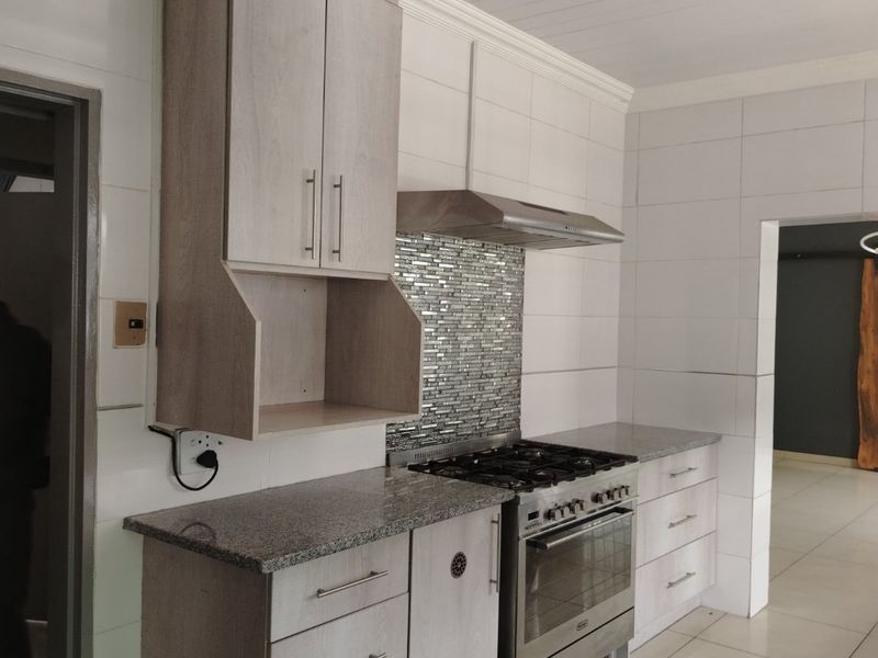 The home with a type of charm that you can grow old in , or turn into your investment dream  - Photo 10