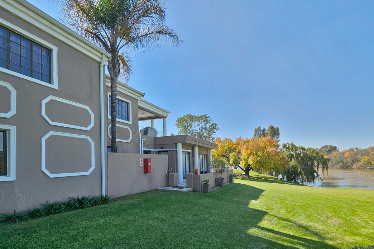 Executive living on the banks of the Vaal River. - Photo 3