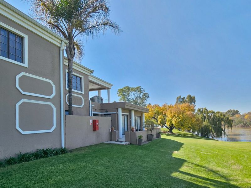 Executive living on the banks of the Vaal River. - Photo 3
