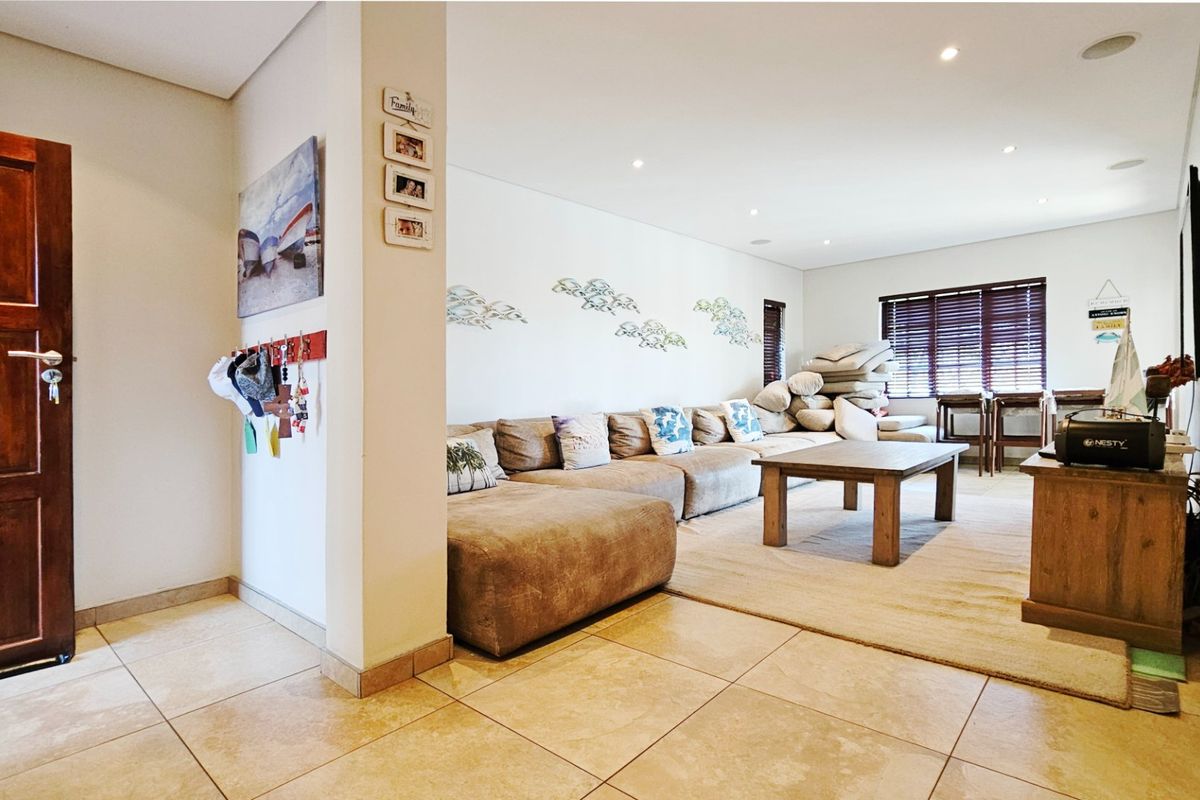 Executive living on the banks of the Vaal River. - Photo 4