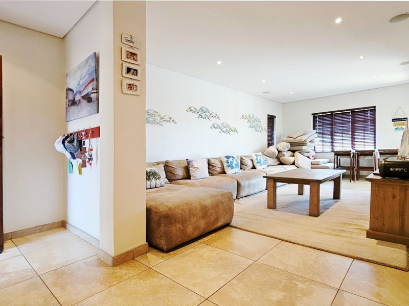 Executive living on the banks of the Vaal River. - Photo 4