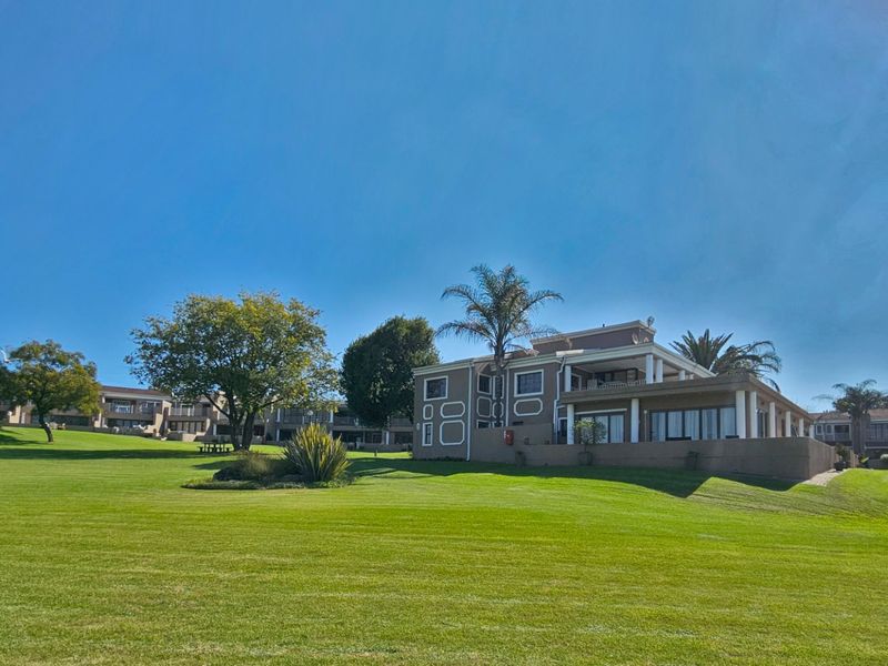 Executive living on the banks of the Vaal River. - Photo 2