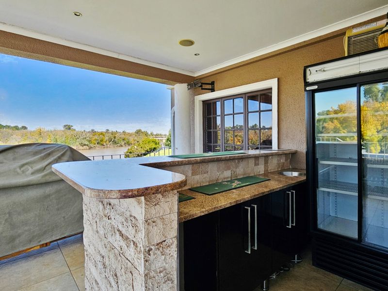 Executive living on the banks of the Vaal River. - Photo 10