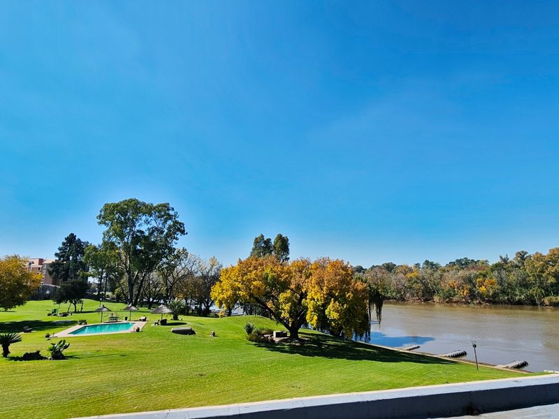 Executive living on the banks of the Vaal River. - Photo 9