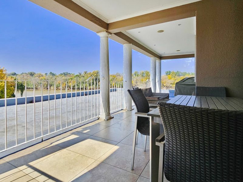 Executive living on the banks of the Vaal River. - Photo 8