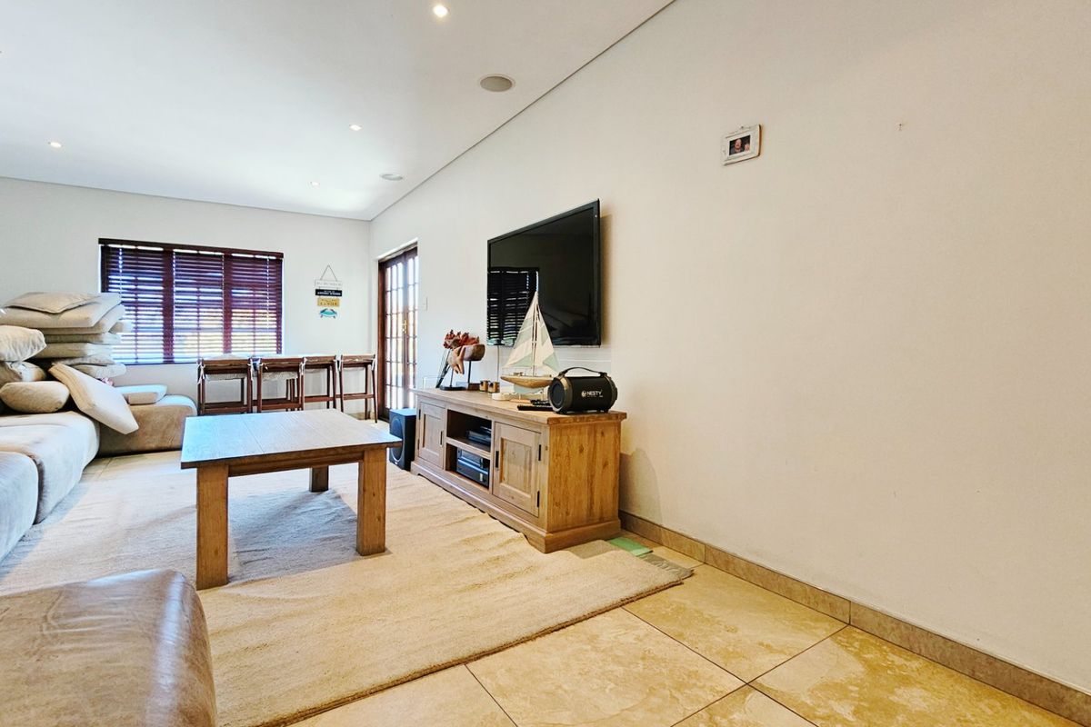 Executive living on the banks of the Vaal River. - Photo 5
