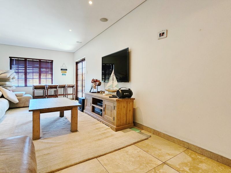 Executive living on the banks of the Vaal River. - Photo 5